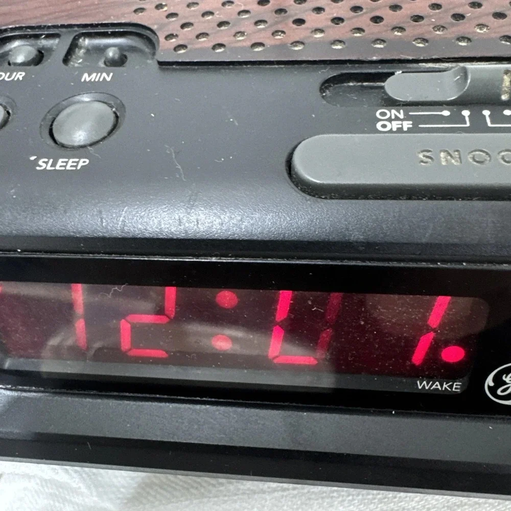 GE‎ Vintage 1980s Digital AM/FM Woodgrain Clock Radio Alarm Model 7-4612b Works